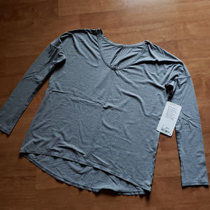 Lululemon grey Flip Your Dog LS size 4